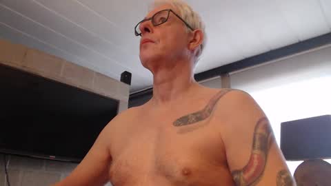 Snapshot of tirexxx_x chatting on February 20, 7:23 am tirexxx_x online show from February 20, 7:23 am