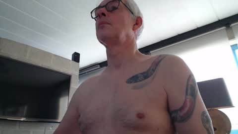 Snapshot of tirexxx_x chatting on March 10, 7:00 am tirexxx_x online show from March 10, 7:00 am