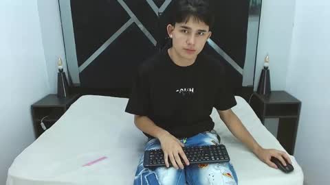 tom_0002 online show from December 19, 2:23 pm