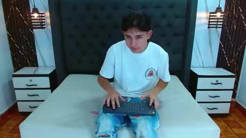 tom_0002 online show from December 18, 12:55 pm