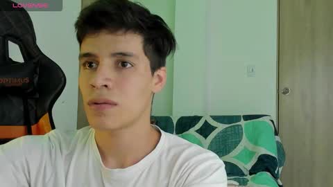 Snapshot of tommy_carlos chatting on October 23, 2:02 am online show from October 23, 2:02 am