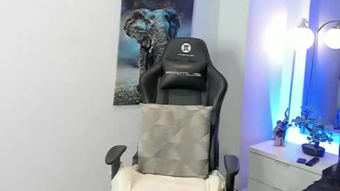 tony_petrov online show from December 22, 7:15 am