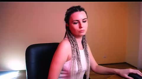 Elizabeth online show from March 24, 6:47 pm