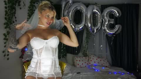 Snapshot of touch_me_if_you_can chatting on September 12, 4:53 pm Aliana Vamboo online show from September 12, 4:53 pm