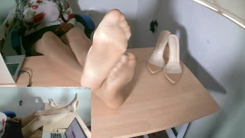 Snapshot of trans_selena chatting on September 30, 3:33 pm Sexy Selena 1203 online show from September 30, 3:33 pm