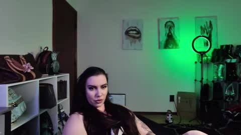 trapqueenskullcrush89 online show from March 3, 9:44 pm