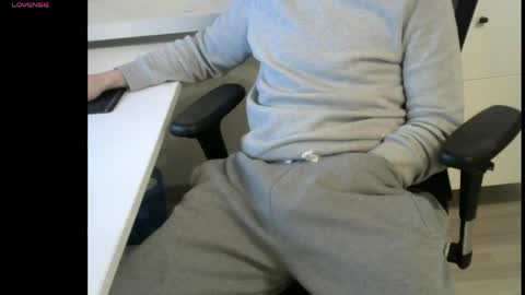 tree1989 online show from March 26, 7:52 pm