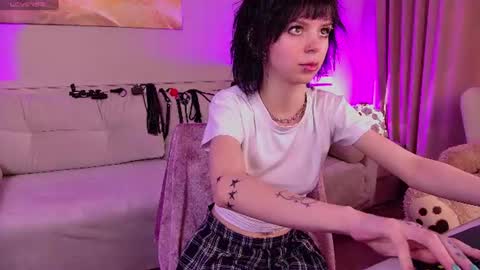 Twiggy online show from June 23, 10:11 am