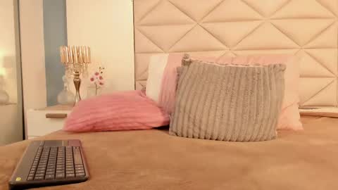 Twiggy online show from September 16, 8:23 pm