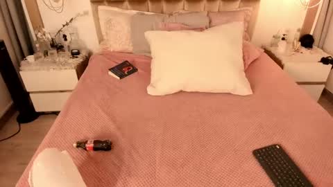 Twiggy online show from March 11, 8:20 pm