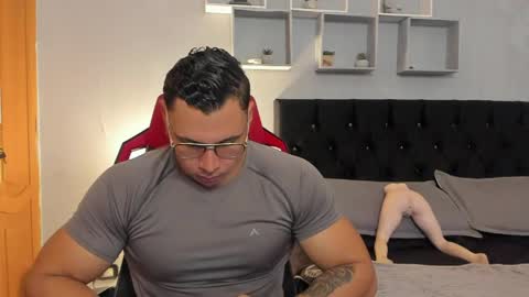 tyler_hank1 online show from April 15, 12:36 am