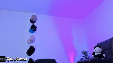 Snapshot of tyler_jonnes chatting on October 11, 7:17 pm Tyler online show from October 11, 7:17 pm