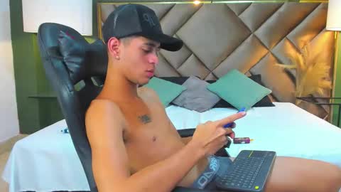 Snapshot of tyler_rodriguez chatting on September 17, 11:52 pm Tyler Rodriguez online show from September 17, 11:52 pm