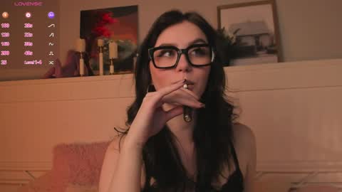 Una  online show from April 3, 10:55 am