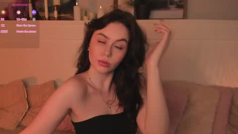 Una  online show from April 2, 10:55 am