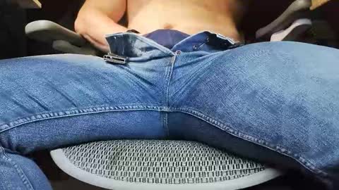 Under the desk online show from November 14, 10:00 pm