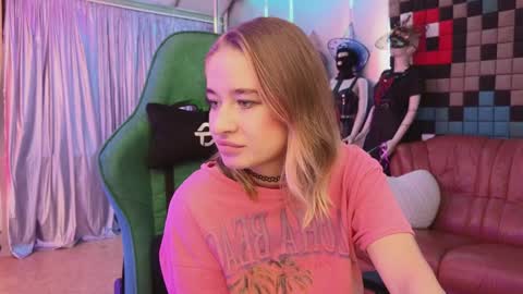 Snapshot of uvrays999 chatting on December 8, 9:19 pm Leila online show from December 8, 9:19 pm