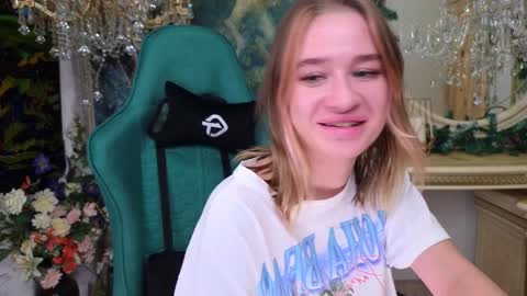 Snapshot of uvrays999 chatting on January 1, 4:18 am Leila online show from January 1, 4:18 am