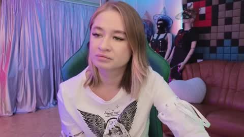 Snapshot of uvrays999 chatting on December 10, 6:01 am Leila online show from December 10, 6:01 am