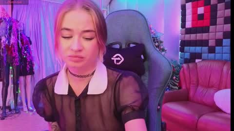 Snapshot of uvrays999 chatting on December 21, 8:10 pm Leila online show from December 21, 8:10 pm