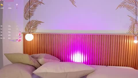 valleriie_ online show from December 15, 3:30 pm