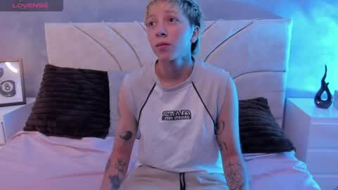 vane_grey online show from June 8, 7:48 pm