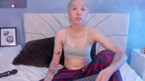 vane_grey online show from July 31, 5:25 pm