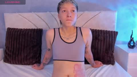 vane_grey online show from June 10, 6:07 pm