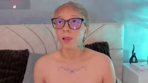 vane_grey online show from June 27, 7:42 pm