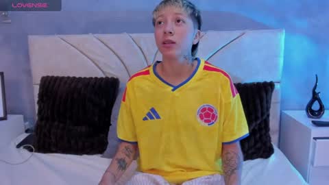vane_grey online show from June 18, 6:46 pm