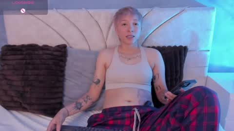 vane_grey online show from June 25, 7:41 pm