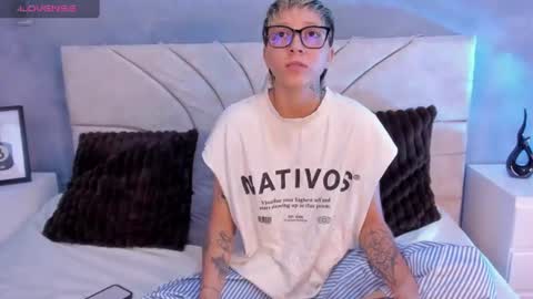 vane_grey online show from June 16, 7:29 pm