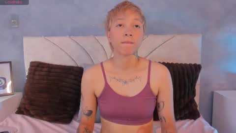 vane_grey online show from July 16, 5:16 pm