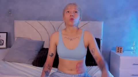 vane_grey online show from July 27, 6:38 pm