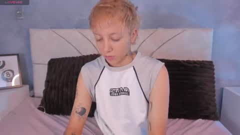 vane_grey online show from July 11, 7:06 pm