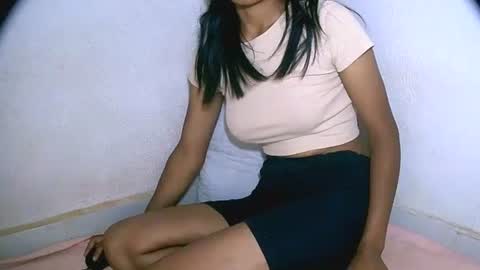 vanih27 online show from March 6, 7:24 pm