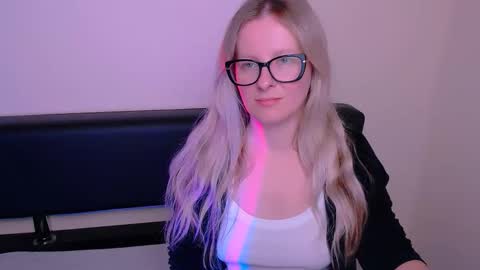 Snapshot of vanillaex_ chatting on September 27, 7:50 am Mia online show from September 27, 7:50 am