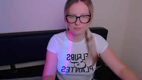Snapshot of vanillaex_ chatting on September 23, 7:24 am Mia online show from September 23, 7:24 am