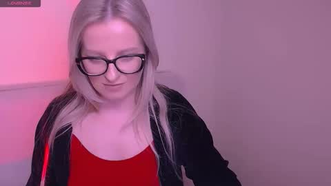 Mia online show from November 15, 9:00 am