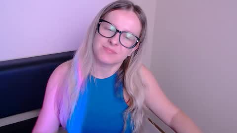 Snapshot of vanillaex_ chatting on October 2, 6:34 am Mia online show from October 2, 6:34 am