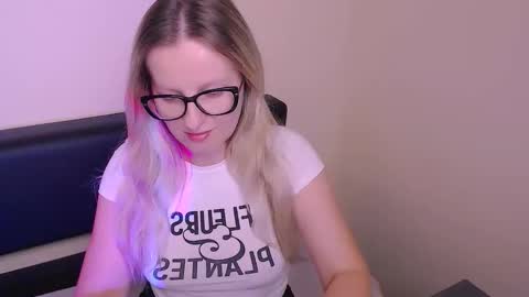 Snapshot of vanillaex_ chatting on October 4, 7:17 am Mia online show from October 4, 7:17 am