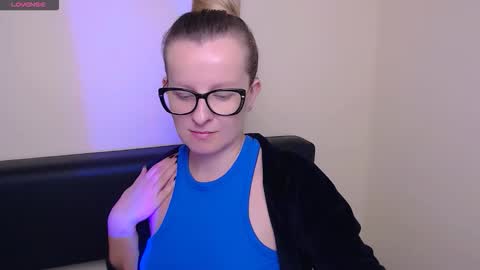 Snapshot of vanillaex_ chatting on October 16, 7:52 am Mia online show from October 16, 7:52 am