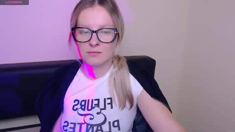 Snapshot of vanillaex_ chatting on October 14, 7:00 am Mia online show from October 14, 7:00 am