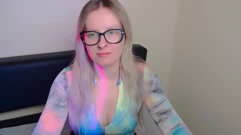 Snapshot of vanillaex_ chatting on October 3, 7:05 am Mia online show from October 3, 7:05 am