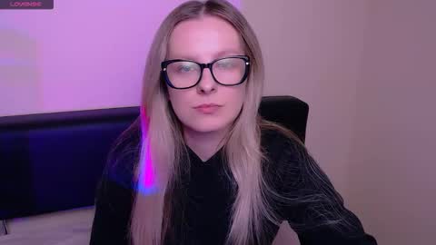 Snapshot of vanillaex_ chatting on October 21, 7:24 am Mia online show from October 21, 7:24 am