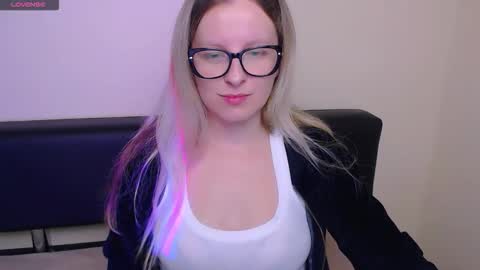 Snapshot of vanillaex_ chatting on October 8, 7:03 am Mia online show from October 8, 7:03 am