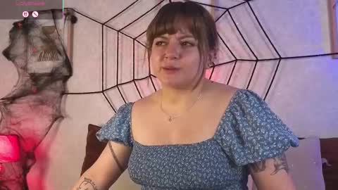 Vee Simons online show from October 28, 10:00 pm