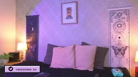 Vee Simons online show from June 4, 8:15 pm