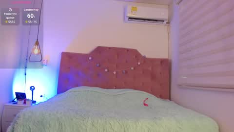 velveet_ online show from September 28, 3:32 pm