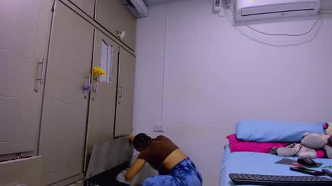 vennuss01 online show from March 28, 10:00 pm